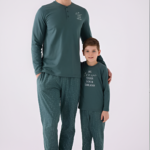 ARNETTA 3130 Erkek Düğmeli Uzun Kol Pijama Takım Uzun kollu tasarımı ile çocuklara ve yetişkinlere rahat bir uyku deneyimi sunar Normal bel kesimi sayesinde gün boyu konforlu bir kullanım sağlar Düz renk ve desen seçeneğiyle sade ve şık bir görünüm kazandırır Regular kalıp, hareket özgürlüğünü kısıtlamadan rahat bir oturuş sunar Standart boy uzunluğu, farklı vücut tiplerine uyum sağlayacak şekilde tasarlanmıştır Homewear olarak ideal ev giyimi için uygundur evde geçirilen zamanları daha keyifli hale getirir Dokuma kumaş tipi, dayanıklılığı ve yumuşak dokusuyla konforlu bir deneyim vaat eder