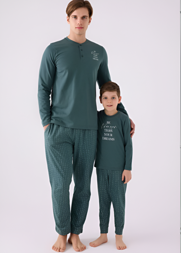 ARNETTA 3130 Erkek Düğmeli Uzun Kol Pijama Takım Uzun kollu tasarımı ile çocuklara ve yetişkinlere rahat bir uyku deneyimi sunar Normal bel kesimi sayesinde gün boyu konforlu bir kullanım sağlar Düz renk ve desen seçeneğiyle sade ve şık bir görünüm kazandırır Regular kalıp, hareket özgürlüğünü kısıtlamadan rahat bir oturuş sunar Standart boy uzunluğu, farklı vücut tiplerine uyum sağlayacak şekilde tasarlanmıştır Homewear olarak ideal ev giyimi için uygundur evde geçirilen zamanları daha keyifli hale getirir Dokuma kumaş tipi, dayanıklılığı ve yumuşak dokusuyla konforlu bir deneyim vaat eder