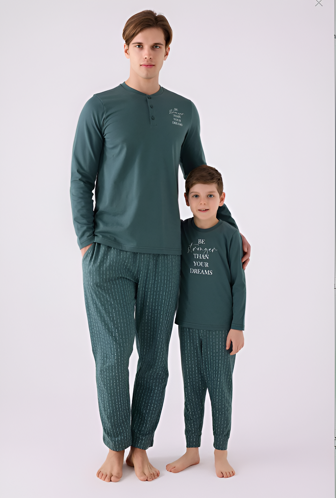 ARNETTA 3130 Erkek Düğmeli Uzun Kol Pijama Takım Uzun kollu tasarımı ile çocuklara ve yetişkinlere rahat bir uyku deneyimi sunar Normal bel kesimi sayesinde gün boyu konforlu bir kullanım sağlar Düz renk ve desen seçeneğiyle sade ve şık bir görünüm kazandırır Regular kalıp, hareket özgürlüğünü kısıtlamadan rahat bir oturuş sunar Standart boy uzunluğu, farklı vücut tiplerine uyum sağlayacak şekilde tasarlanmıştır Homewear olarak ideal ev giyimi için uygundur evde geçirilen zamanları daha keyifli hale getirir Dokuma kumaş tipi, dayanıklılığı ve yumuşak dokusuyla konforlu bir deneyim vaat eder ARNETTA 3130 Erkek Düğmeli Uzun Kol Pijama Takım Uzun kollu tasarımı ile çocuklara ve yetişkinlere rahat bir uyku deneyimi sunar Normal bel kesimi sayesinde gün boyu konforlu bir kullanım sağlar Düz renk ve desen seçeneğiyle sade ve şık bir görünüm kazandırır Regular kalıp, hareket özgürlüğünü kısıtlamadan rahat bir oturuş sunar Standart boy uzunluğu, farklı vücut tiplerine uyum sağlayacak şekilde tasarlanmıştır Homewear olarak ideal ev giyimi için uygundur evde geçirilen zamanları daha keyifli hale getirir Dokuma kumaş tipi, dayanıklılığı ve yumuşak dokusuyla konforlu bir deneyim vaat eder